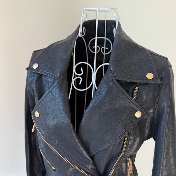 Blank NYC Black Faux Leather Moto Jacket Size M Gold Zipper Biker Style - Picture 3 of 10
